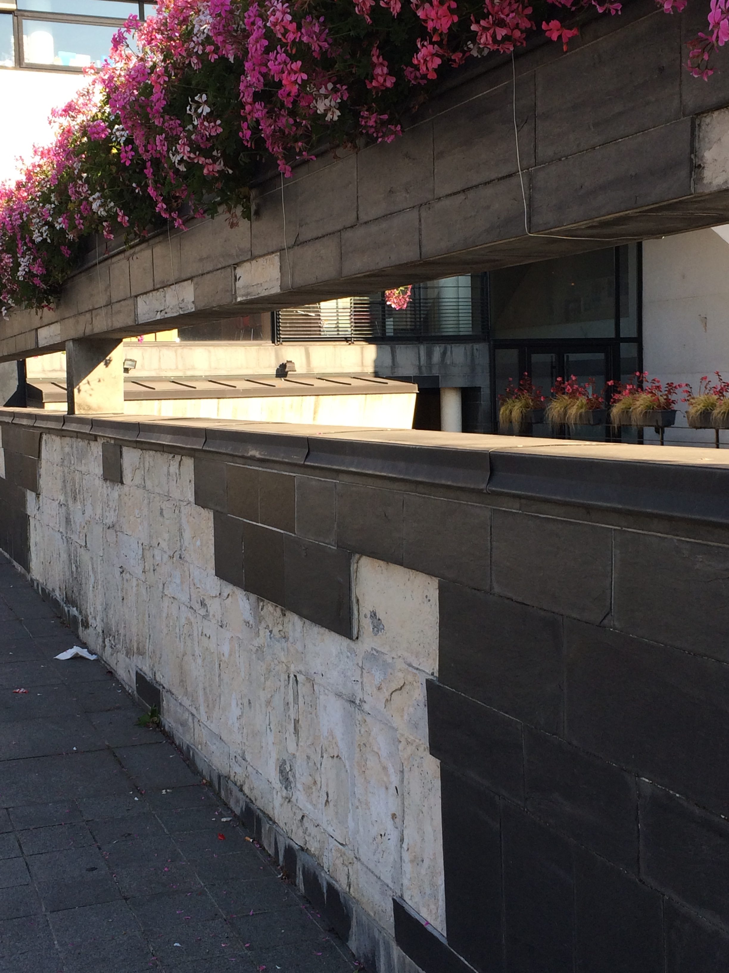 Le côté de notre mairie totalement dégradée